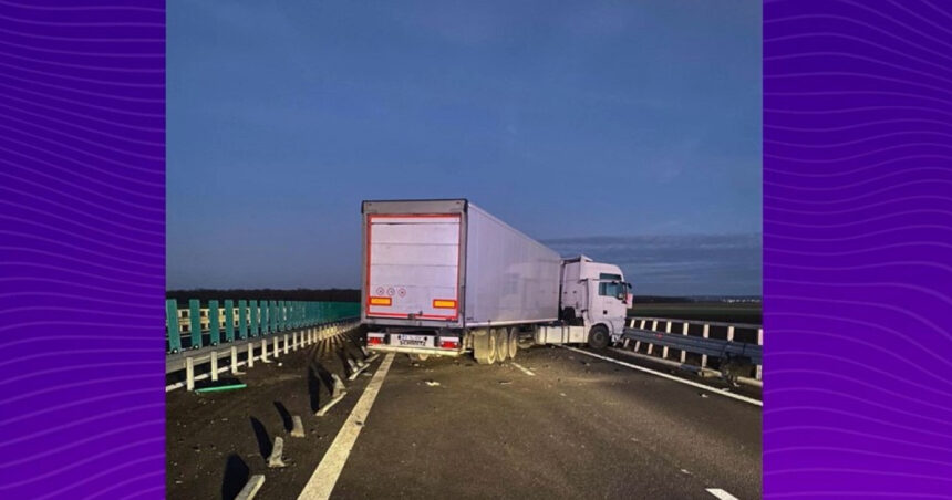 trafic blocat pe drumul expres craiova pitesti dupa ce un tir a lovit parapetul si a ramas blocat 693a906e52734