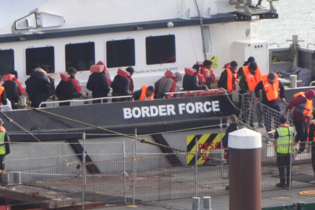 un act distopic de brutalitate perchezitii invazive pentru migranti in marea britanie dezbracare obligatorie si controale orale 692eb364ea4b8