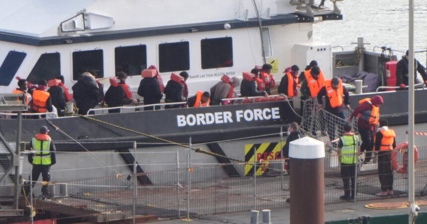 un act distopic de brutalitate perchezitii invazive pentru migranti in marea britanie dezbracare obligatorie si controale orale 692eb364ea4b8
