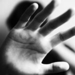 un barbat din satu mare a dat foc locuintei in care se afla partenera sa si apoi a fugit femeia a ajuns la spital 694bf6caf121a