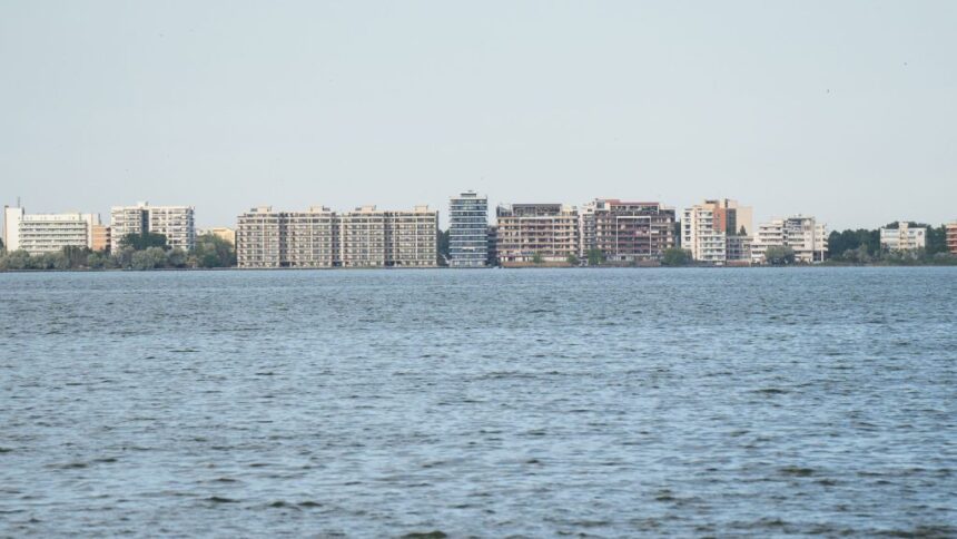 un dezvoltator imobiliar se pregateste sa construiasca mai multe blocuri cu 11 etaje pe malul lacului siutghiol 6938a90f52d21