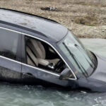 un sofer beat si fara permis si a abandonat masina in albia unui rau in timp ce fugea de poltisti el a fost retinut 69354a75ec2ac