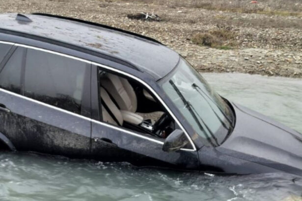 un sofer beat si fara permis si a abandonat masina in albia unui rau in timp ce fugea de poltisti el a fost retinut 69354a75ec2ac