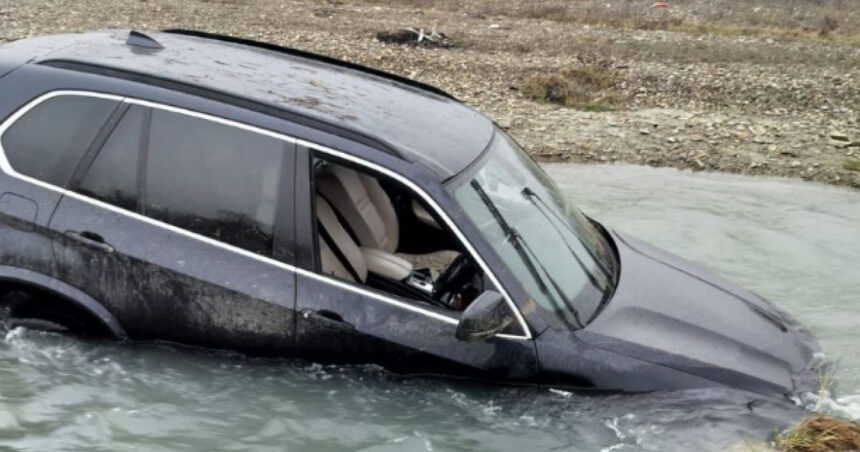 un sofer beat si fara permis si a abandonat masina in albia unui rau in timp ce fugea de poltisti el a fost retinut 69354a75ec2ac