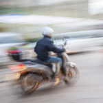 un tanar din arges i a lovit intentionat cu scuterul pe membrii familiei la o inmormantare a fost arestat preventiv 692dbd4570927