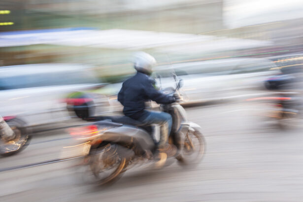 un tanar din arges i a lovit intentionat cu scuterul pe membrii familiei la o inmormantare a fost arestat preventiv 692dbd4570927