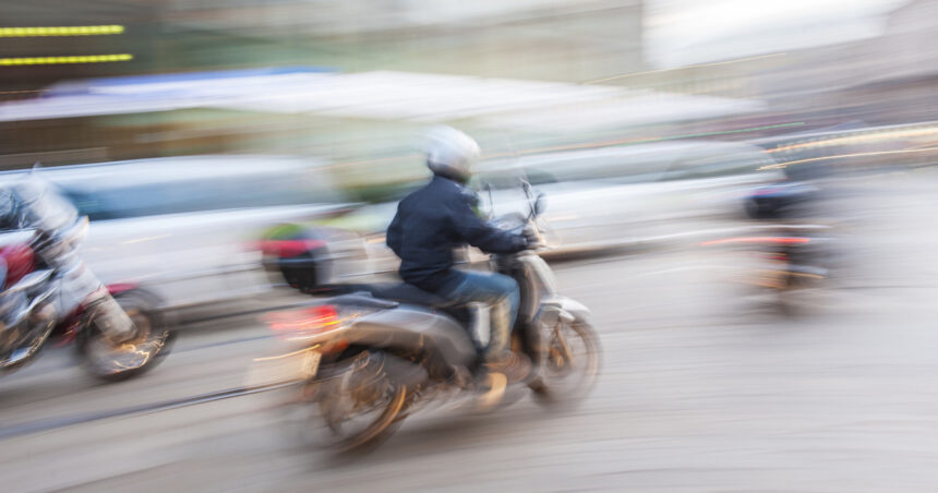 un tanar din arges i a lovit intentionat cu scuterul pe membrii familiei la o inmormantare a fost arestat preventiv 692dbd4570927