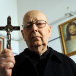 viata incredibila a preotului care ar fi facut peste 60 000 de exorcizari gabriele amorth exorcistul sef al vaticanului 692dc590252a4