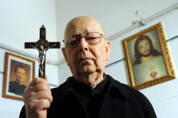 viata incredibila a preotului care ar fi facut peste 60 000 de exorcizari gabriele amorth exorcistul sef al vaticanului 692dc590252a4