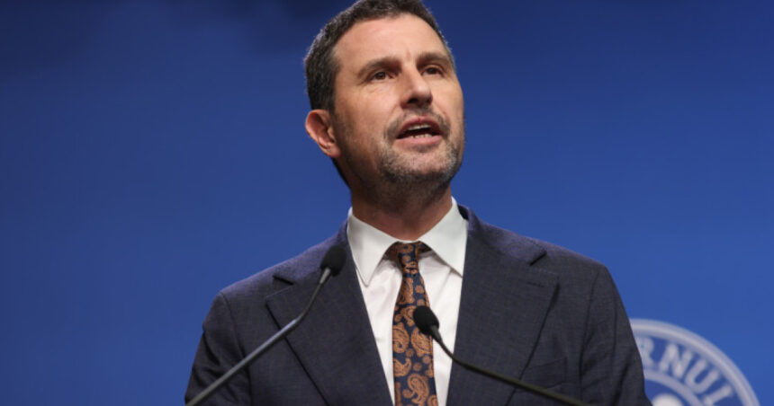 vicepremierul tanczos barna sgr trebuie mentinut in forma actuala si lasat sa se stabilizeze inainte de extindere 69318e3317445