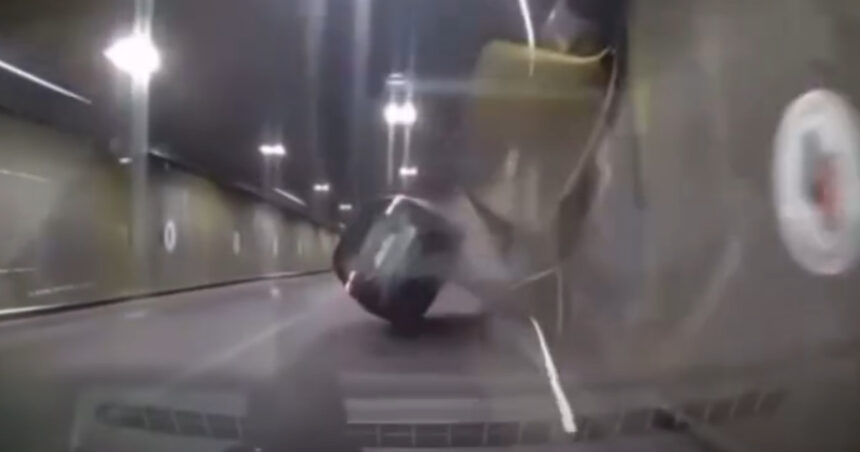 video accident grav in pasajul unirii din capitala un sofer s a izbit cu masina de peretele despartitor si s a rasturnat 695291b5d7809