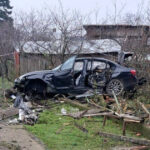 video accident grav pe dn6 un sofer urmarit de politie a lovit masini stalpi de electricitate si s a oprit intr o gospodarie 69414e932795f