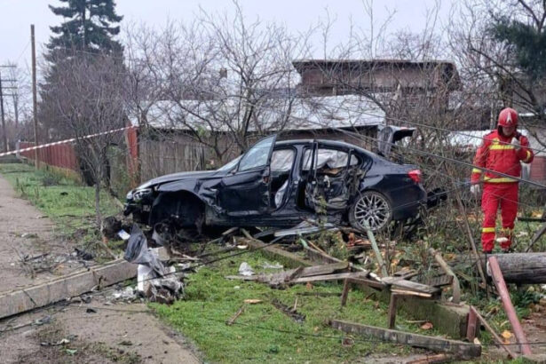 video accident grav pe dn6 un sofer urmarit de politie a lovit masini stalpi de electricitate si s a oprit intr o gospodarie 69414e932795f
