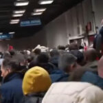 video aglomeratie la metroul din bucuresti dupa parada de 1 decembrie unui calator i s a facut rau 692e739bb627f