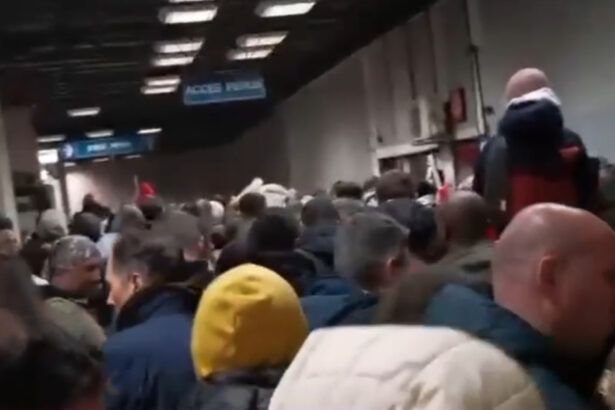 video aglomeratie la metroul din bucuresti dupa parada de 1 decembrie unui calator i s a facut rau 692e739bb627f