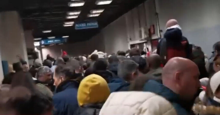 video aglomeratie la metroul din bucuresti dupa parada de 1 decembrie unui calator i s a facut rau 692e739bb627f