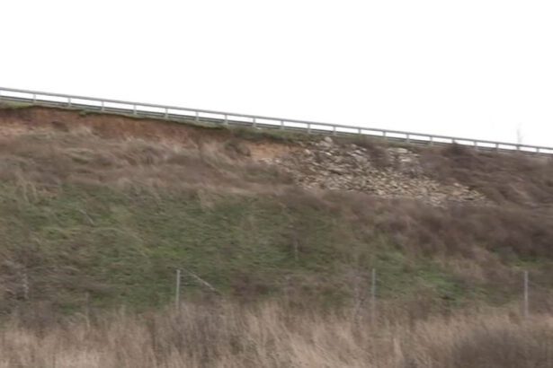 video alunecari de teren pe drumul expres craiova pitesti dupa valul de ploi pamantul a luat o la vale in mai multe zone 6936a7e8d053b