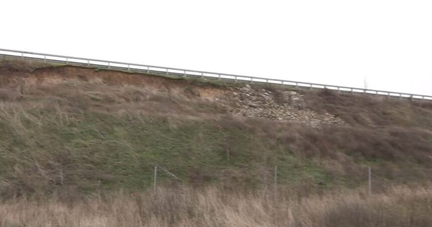 video alunecari de teren pe drumul expres craiova pitesti dupa valul de ploi pamantul a luat o la vale in mai multe zone 6936a7e8d053b