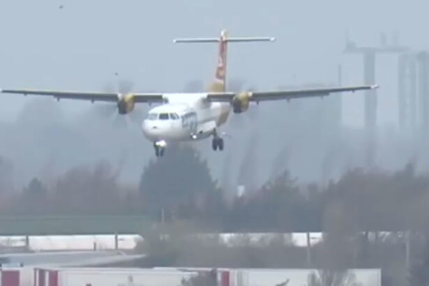 video aterizari pe vreme extrema probleme pe aeroportul din cluj napoca din cauza vantului puternic ce se intampla cu zborurile 695298c060a7d