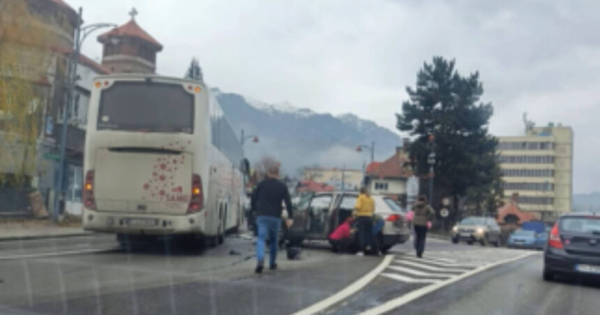 video autocar cu zeci de pasageri implicat intr un accident pe dn1 la sinaia doi oameni au fost dusi la spital 693566eecfe54