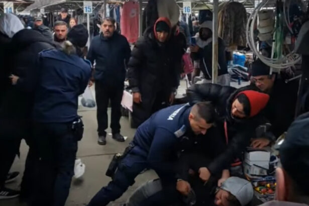 video bataie intr o piata din timisoara scandalul a inceput cand jandarmii au mers acolo sa caute produse contrafacute 6948f14a884ba