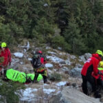 video brasov barbat accidentat extras de salvamontisti din zona vaii vistisoara dupa o interventie de 16 ore 693ecb7081efe