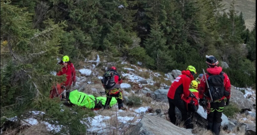 video brasov barbat accidentat extras de salvamontisti din zona vaii vistisoara dupa o interventie de 16 ore 693ecb7081efe