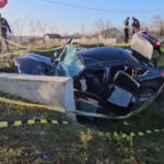 video constanta o masina plina cu migranti s a izbit de un cap de pod in timp ce incerca sa fuga de politie 694515a0b348c