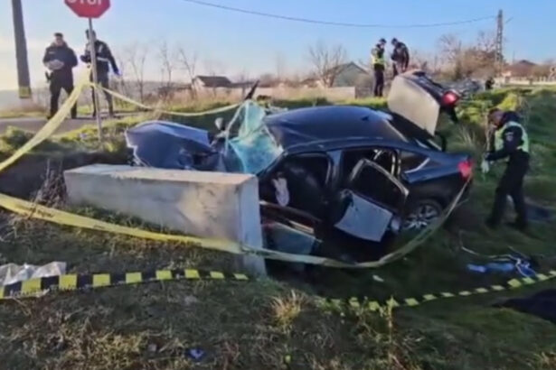 video constanta o masina plina cu migranti s a izbit de un cap de pod in timp ce incerca sa fuga de politie 694515a0b348c