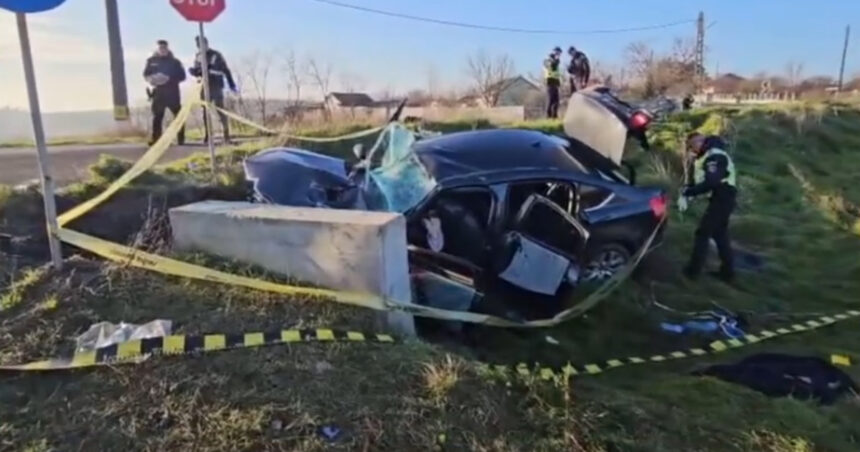 video constanta o masina plina cu migranti s a izbit de un cap de pod in timp ce incerca sa fuga de politie 694515a0b348c