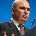 video cum le raspunde premierul bolojan celor care il numesc ilie saracie anunt despre cresterea taxelor si bugetul partidelor 6942a40d37001