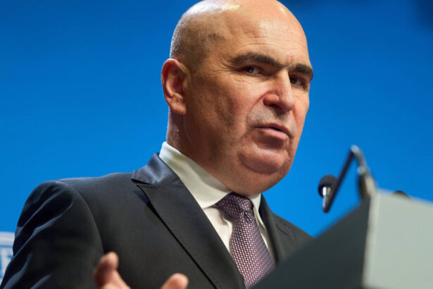 video cum le raspunde premierul bolojan celor care il numesc ilie saracie anunt despre cresterea taxelor si bugetul partidelor 6942a40d37001