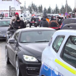 video cum petrec romanii craciunul sute de oameni stau la coada in masini bara la bara in drum spre partii 694e8f540d8bb