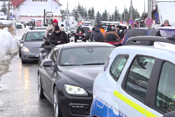 video cum petrec romanii craciunul sute de oameni stau la coada in masini bara la bara in drum spre partii 694e8f540d8bb