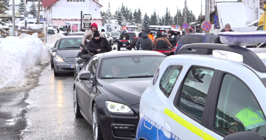 video cum petrec romanii craciunul sute de oameni stau la coada in masini bara la bara in drum spre partii 694e8f540d8bb