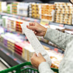 video de sarbatori romanii nu prea se uita la bani cat ajunge sa cheltuie in medie o familie in luna decembrie cumperi ce iti permiti 693fcd0b50a78