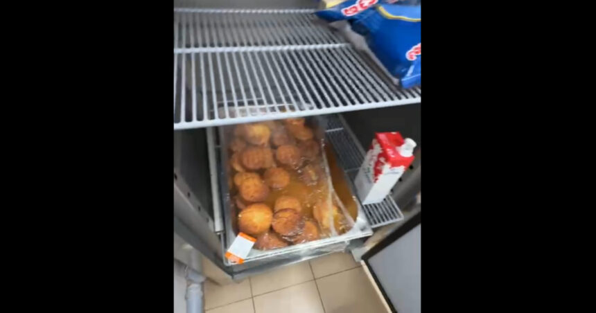 video descoperire de cosmar la un restaurant din constanta anpc a gasit un soarece mort gandaci si panze de paianjeni 6947cdc654150