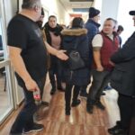 video directorul ct bus a chemat politia pentru ca protestatarii nu l au lasat sa iasa din birou 694167a9480b3