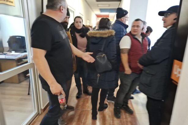 video directorul ct bus a chemat politia pentru ca protestatarii nu l au lasat sa iasa din birou 694167a9480b3