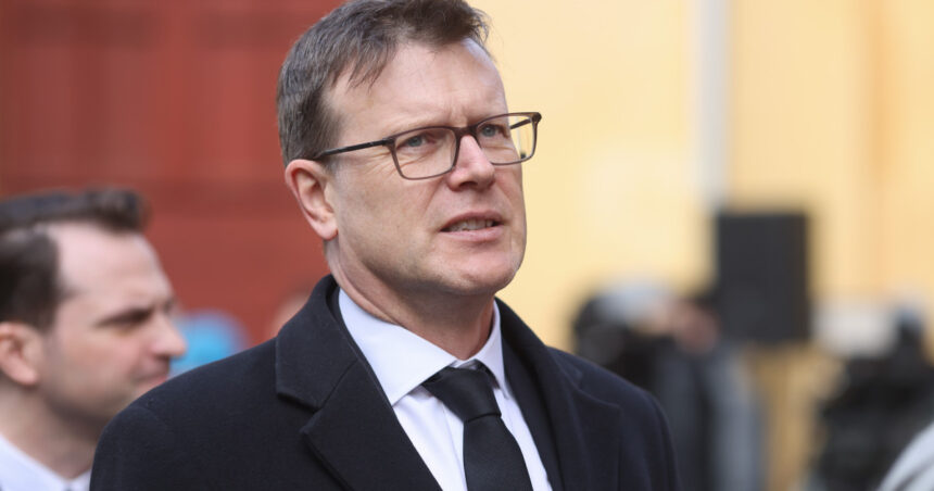 video domn domn sa naltam cantat la pian de ambasadorul britanic la bucuresti mesajul lui giles portman pentru romani de craciun 694bde150f3f8