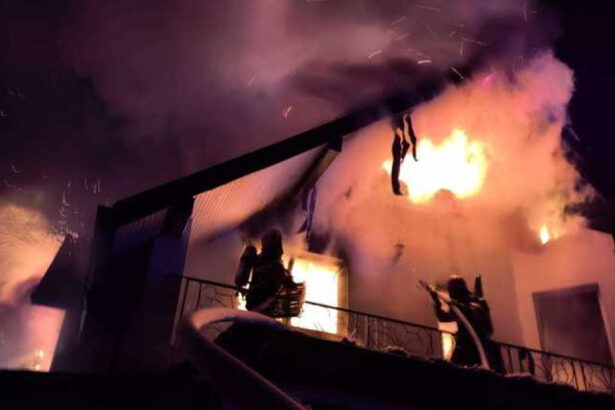 video doua case au fost distruse de incendii in judetul botosani nu sunt victime intr unul dintre cazuri cauza a fost cosul de fum neizolat 694e2cedc58b6