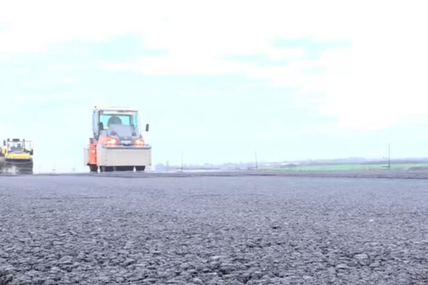 video dupa mai bine de un deceniu de blocaje apar primii kilometri de asfalt pe a3 in bihor imagini de pe santierul autostrazii 6931de0392e97