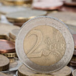 video estimari pesimiste euro ar putea ajunge la 52 lei in 2026 avertismentul economistilor privind impozitul minim pe cifra de afaceri 6943c3ea4ca0b