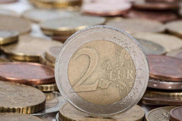 video estimari pesimiste euro ar putea ajunge la 52 lei in 2026 avertismentul economistilor privind impozitul minim pe cifra de afaceri 6943c3ea4ca0b