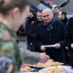 video ilie bolojan si premierul olandei au mancat la popota alaturi de militarii bazei aeriene de la campia turzii 6953f8546c7a3