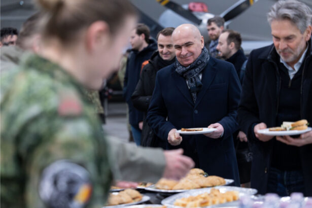 video ilie bolojan si premierul olandei au mancat la popota alaturi de militarii bazei aeriene de la campia turzii 6953f8546c7a3