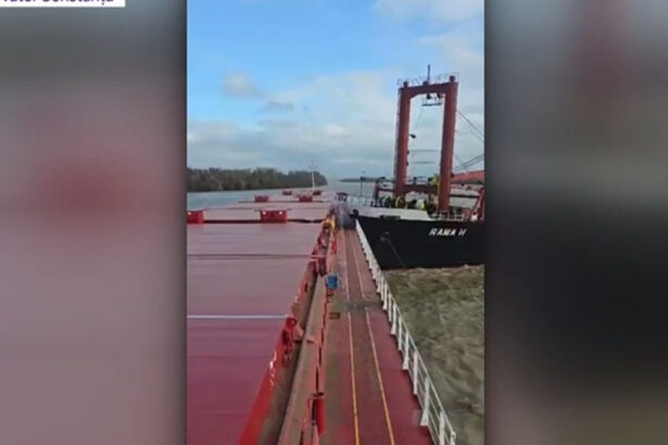 video momentul in care doua nave se ciocnesc pe dunare imaginile au fost filmate de pe vasul care a provocat accidentul 693c08c1a8ef6