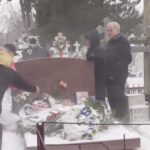 video nostalgicii comunismului au mers la mormantul lui ceausescu au adus tablouri si au discutat despre politica vremii 694d4f3b71cc1