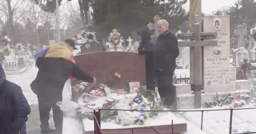 video nostalgicii comunismului au mers la mormantul lui ceausescu au adus tablouri si au discutat despre politica vremii 694d4f3b71cc1