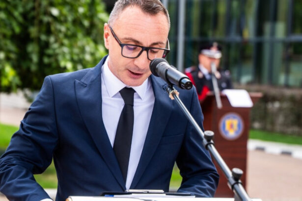 video prefectul si subprefectul de olt au fost retinuti sunt suspectati ca au falsificat documente dupa ce au tras ilegal cu arma surse 694b0eb9c9dce